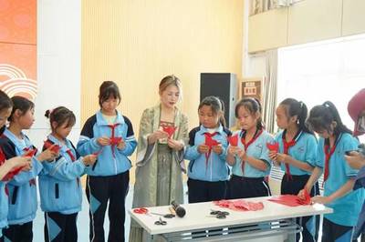 雙語(yǔ)架橋，童心傳韻 我校師生赴移民小學(xué)開(kāi)展“道中華之美”文化展演交流活動(dòng)